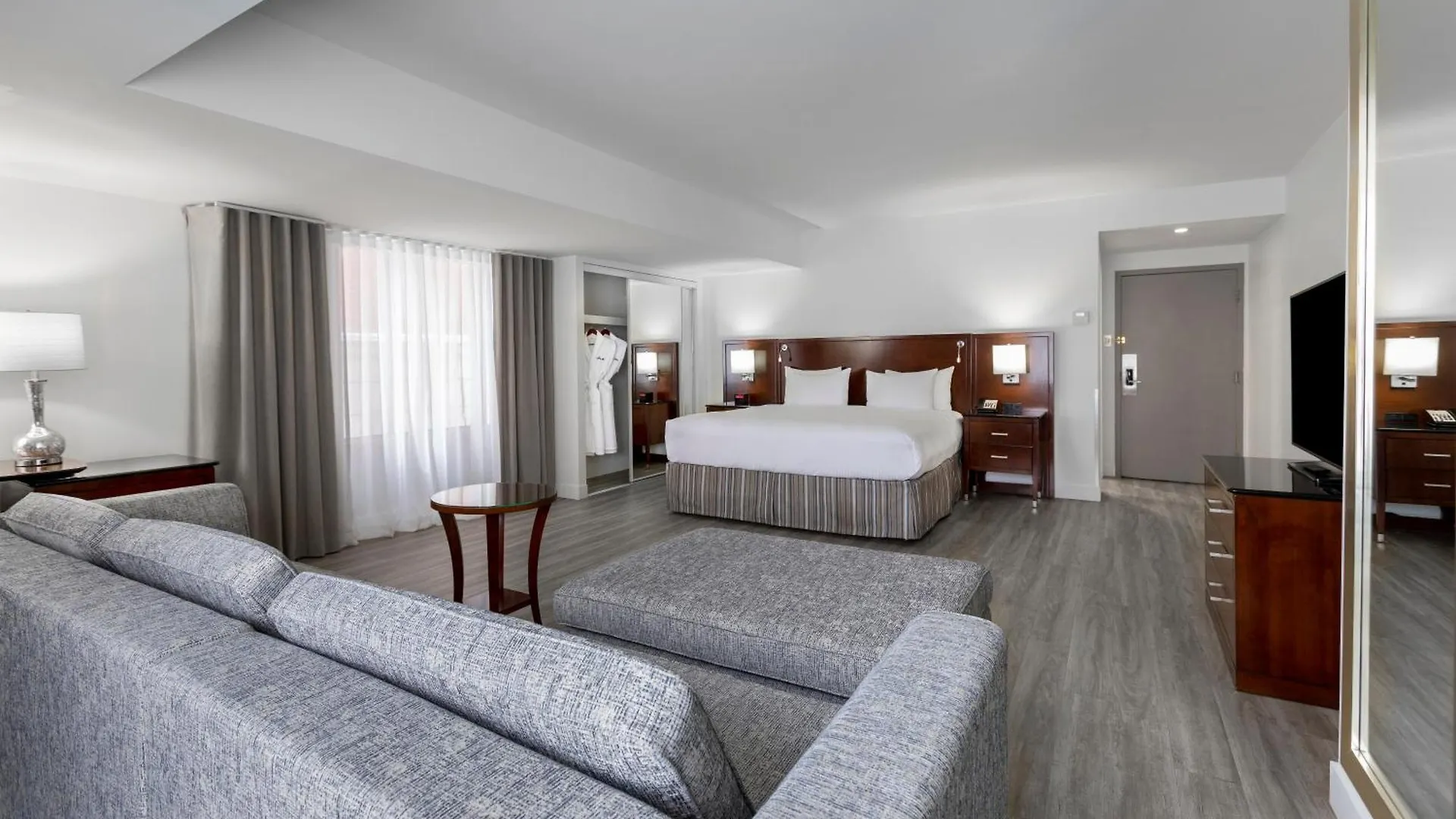 Le Nouvel Hotel Montreal 4*,