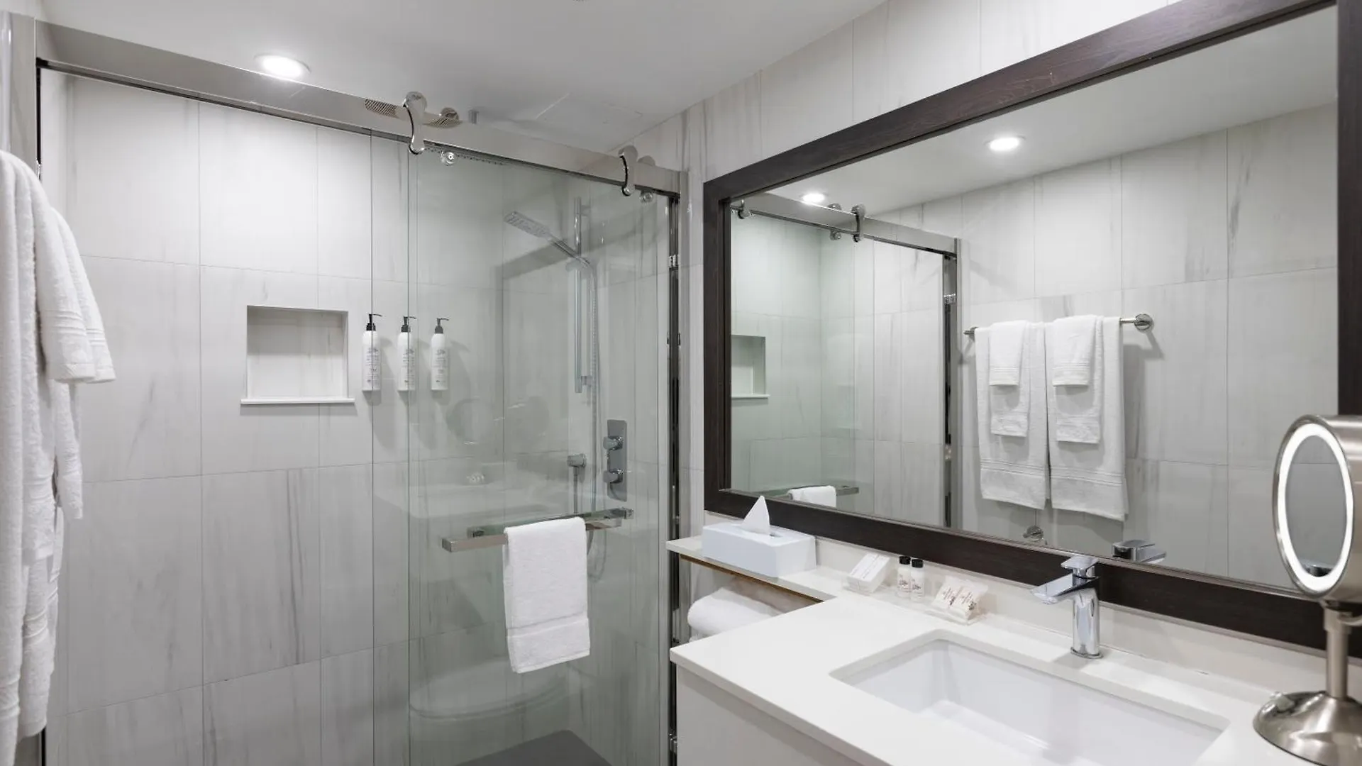 Le Nouvel Hotel Montreal