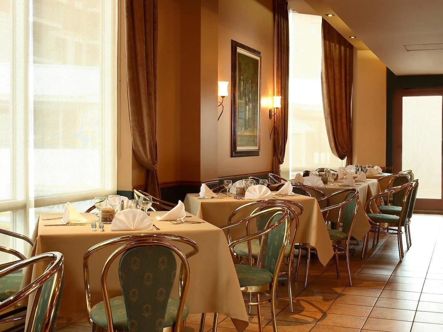 Le Nouvel Hotel Montreal 4*,